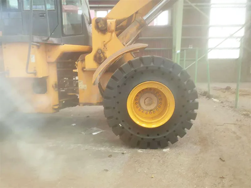 En glasfabrik i Brasilien använder 23,5-25 solida däck